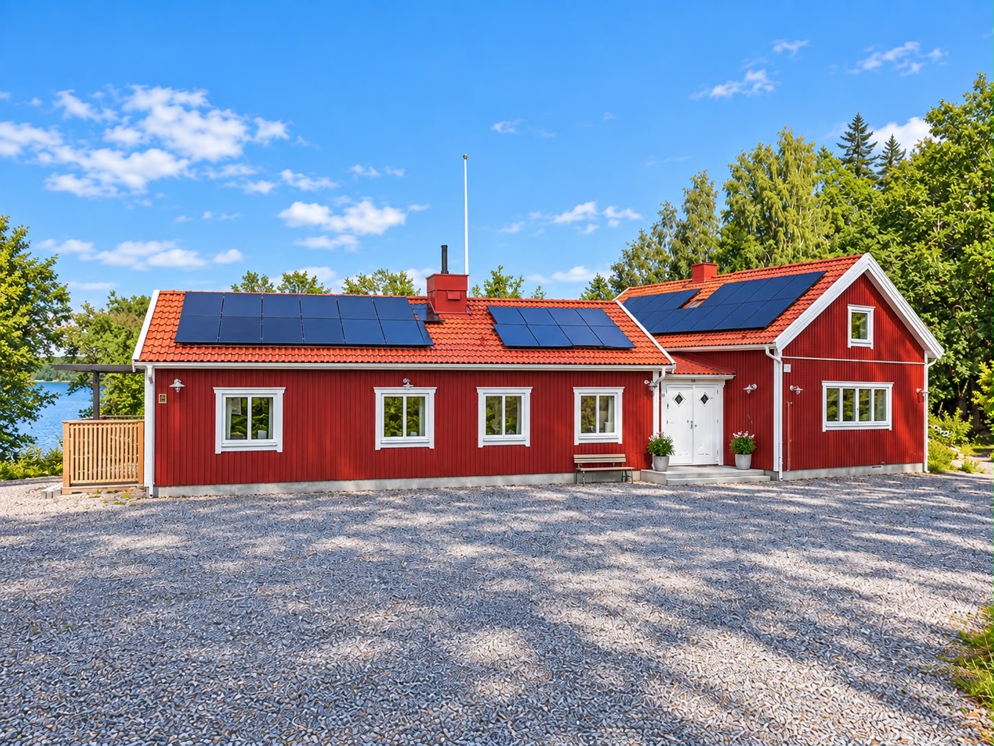 Röd husfasad med vita detaljer och solpaneler vid Görväln Naturreservat