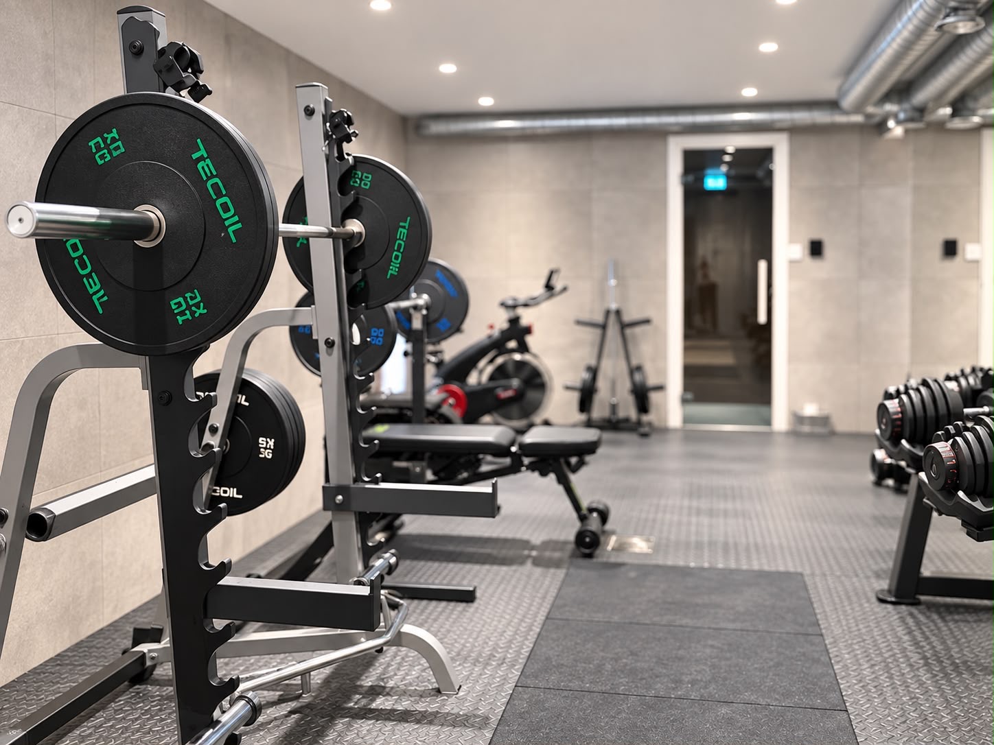Gym med skivstång, vikter, motionscykel och hantlar på Görväln Naturreservat